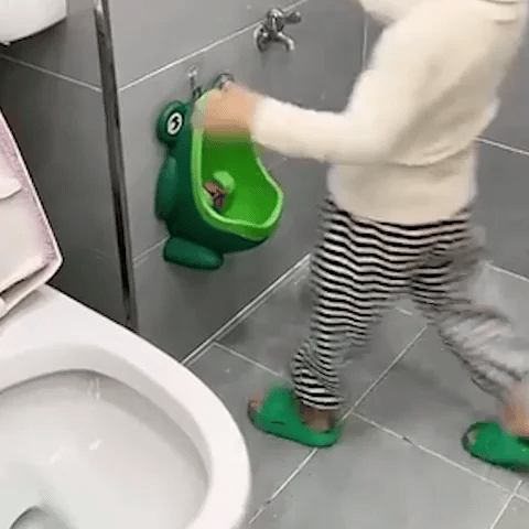 Toilette_enfant_urinoir_garçon_gif