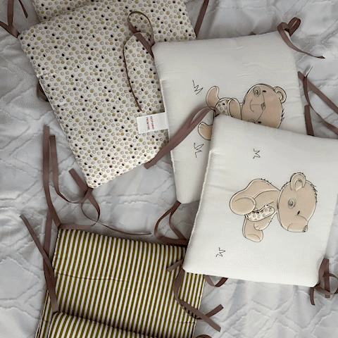 Tour_de_lit_bebe_coussinets.gift